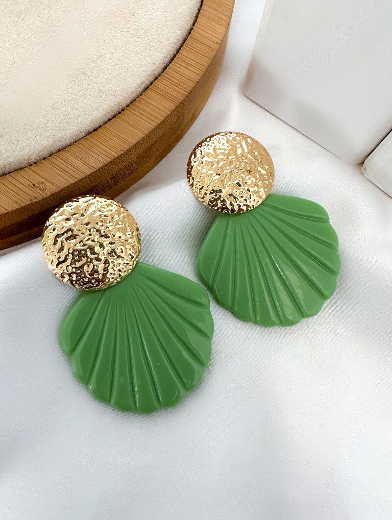 Brinco Folheado a Ouro 18K Botton Martelado com Concha Resinada