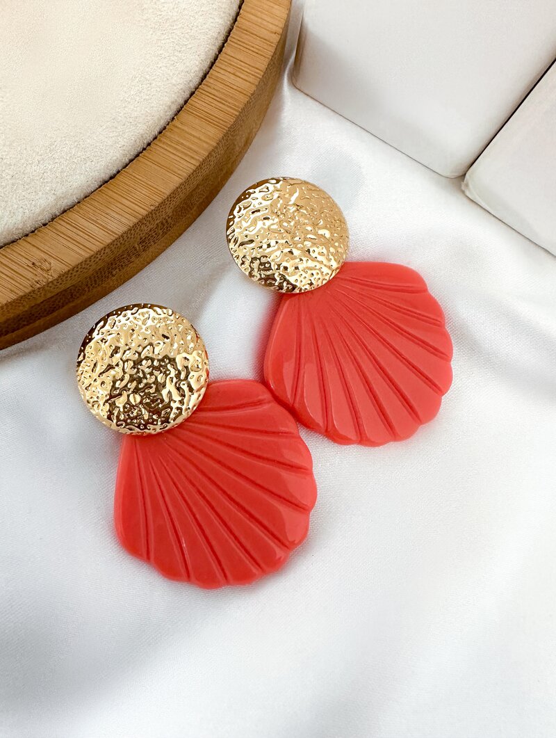 Brinco Folheado a Ouro 18K Botton Martelado com Concha Resinada