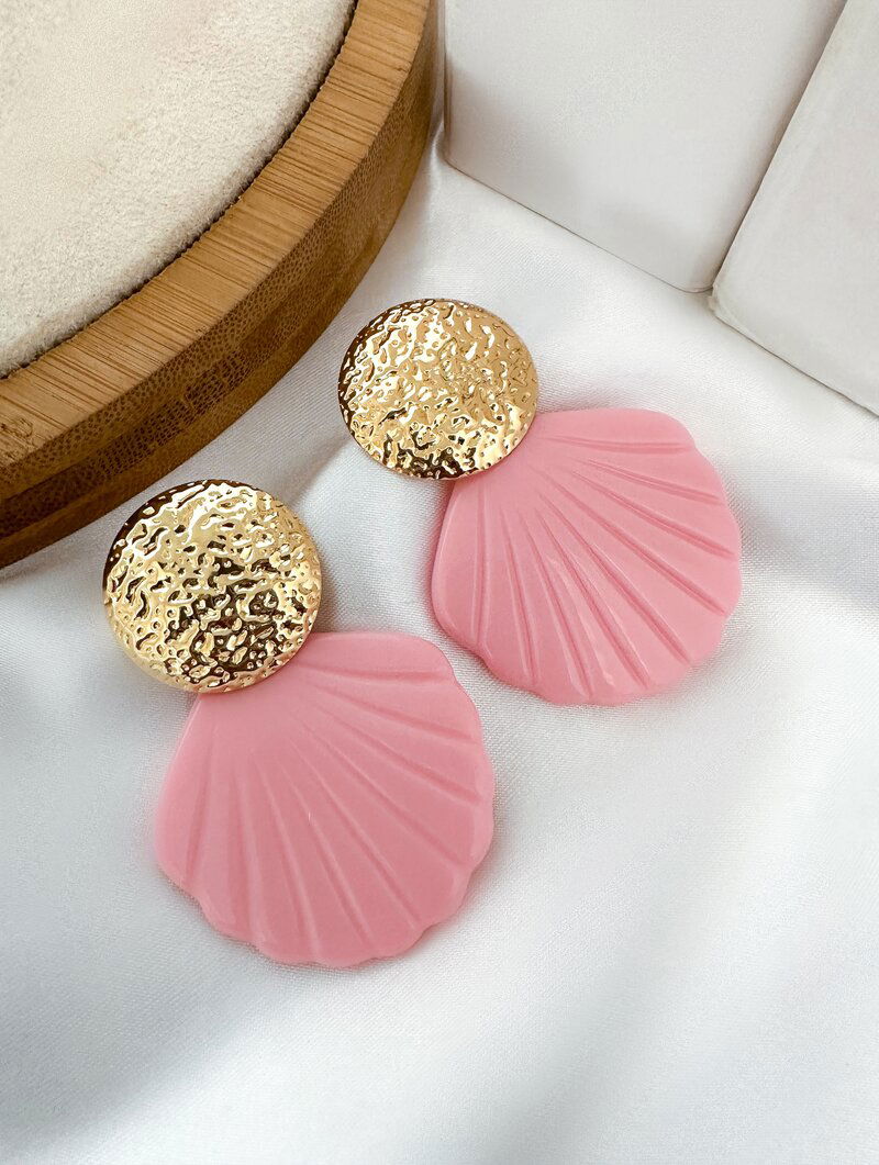 Brinco Folheado a Ouro 18K Botton Martelado com Concha Resinada