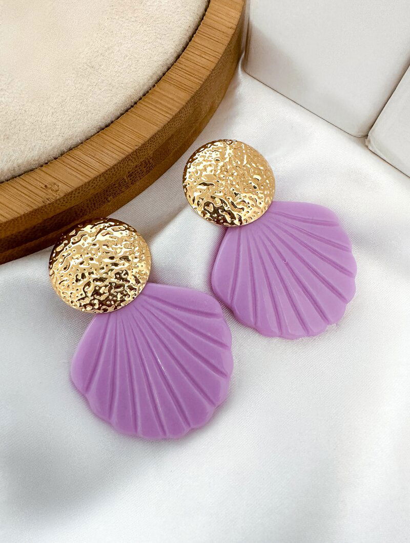 Brinco Folheado a Ouro 18K Botton Martelado com Concha Resinada