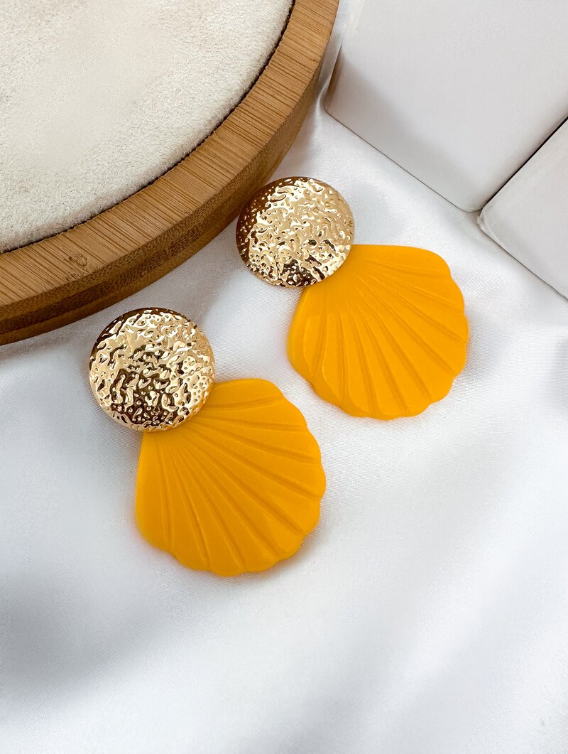 Brinco Folheado a Ouro 18K Botton Martelado com Concha Resinada