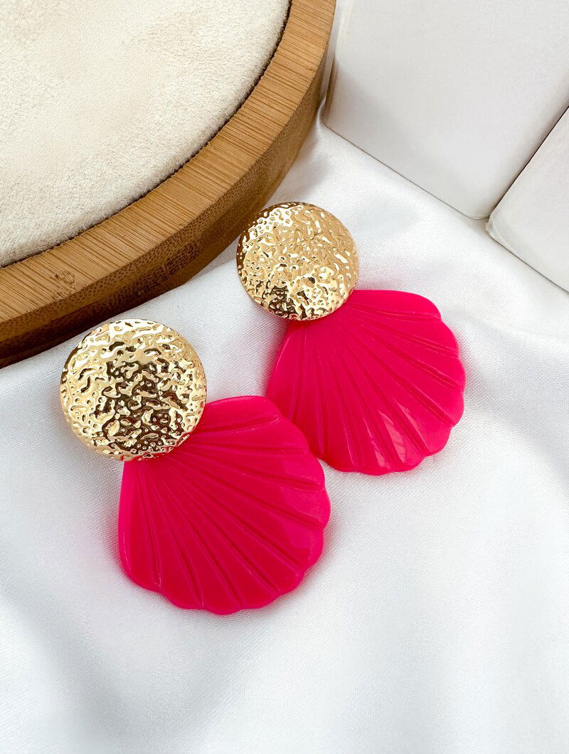 Brinco Folheado a Ouro 18K Botton Martelado com Concha Resinada