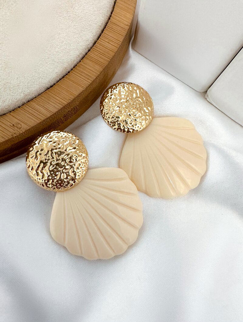 Brinco Folheado a Ouro 18K Botton Martelado com Concha Resinada