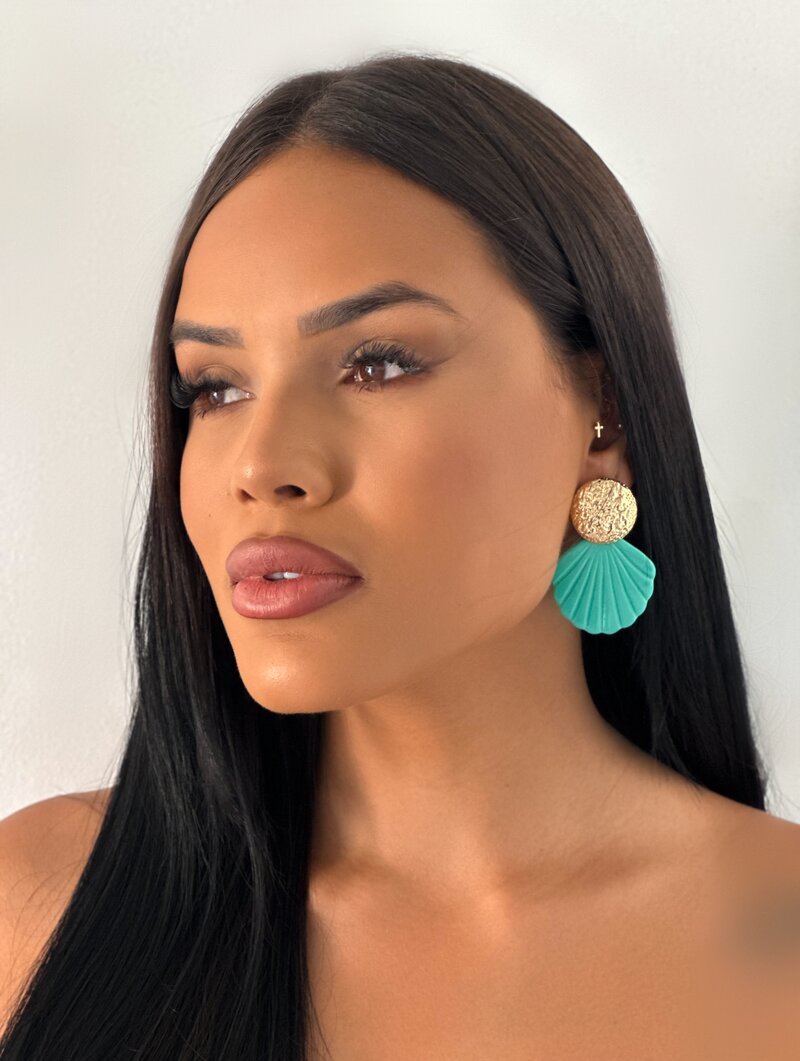 Brinco Folheado a Ouro 18K Botton Martelado com Concha Resinada