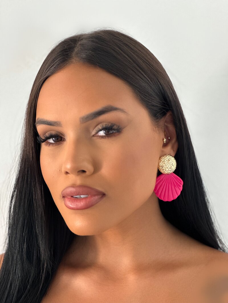 Brinco Folheado a Ouro 18K Botton Martelado com Concha Resinada