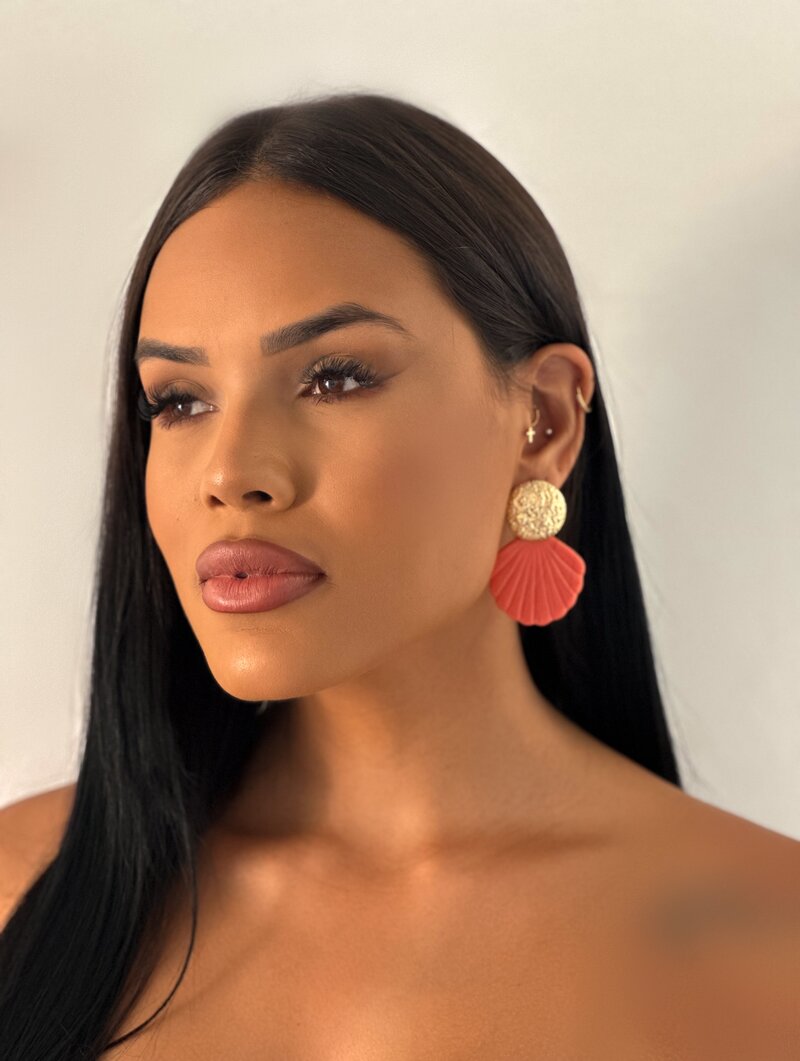 Brinco Folheado a Ouro 18K Botton Martelado com Concha Resinada