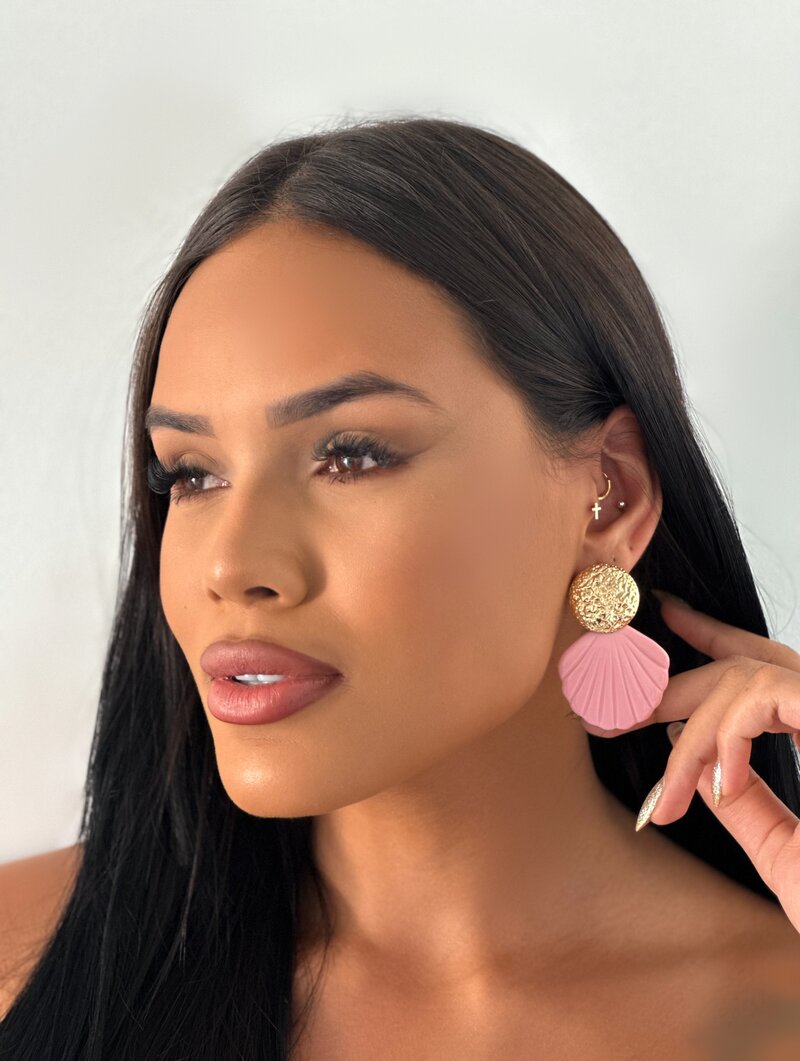 Brinco Folheado a Ouro 18K Botton Martelado com Concha Resinada