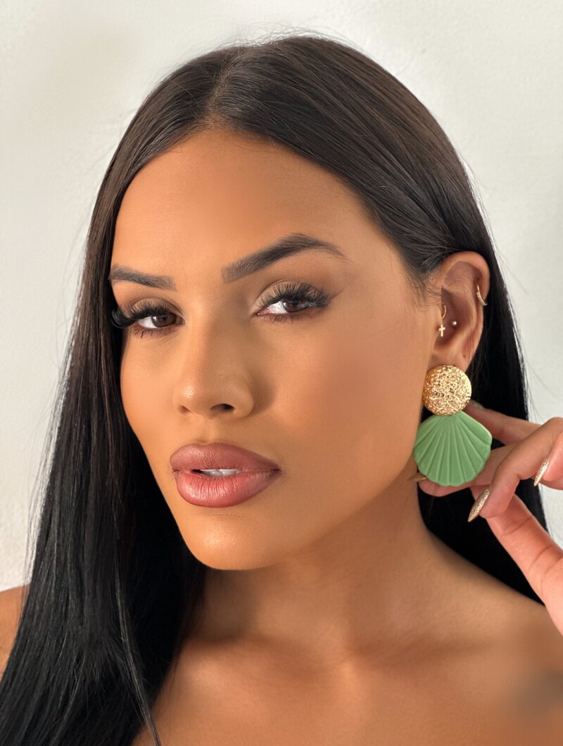 Brinco Folheado a Ouro 18K Botton Martelado com Concha Resinada