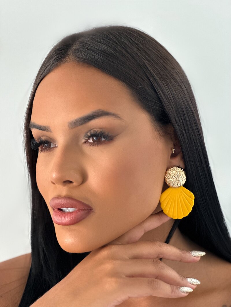 Brinco Folheado a Ouro 18K Botton Martelado com Concha Resinada