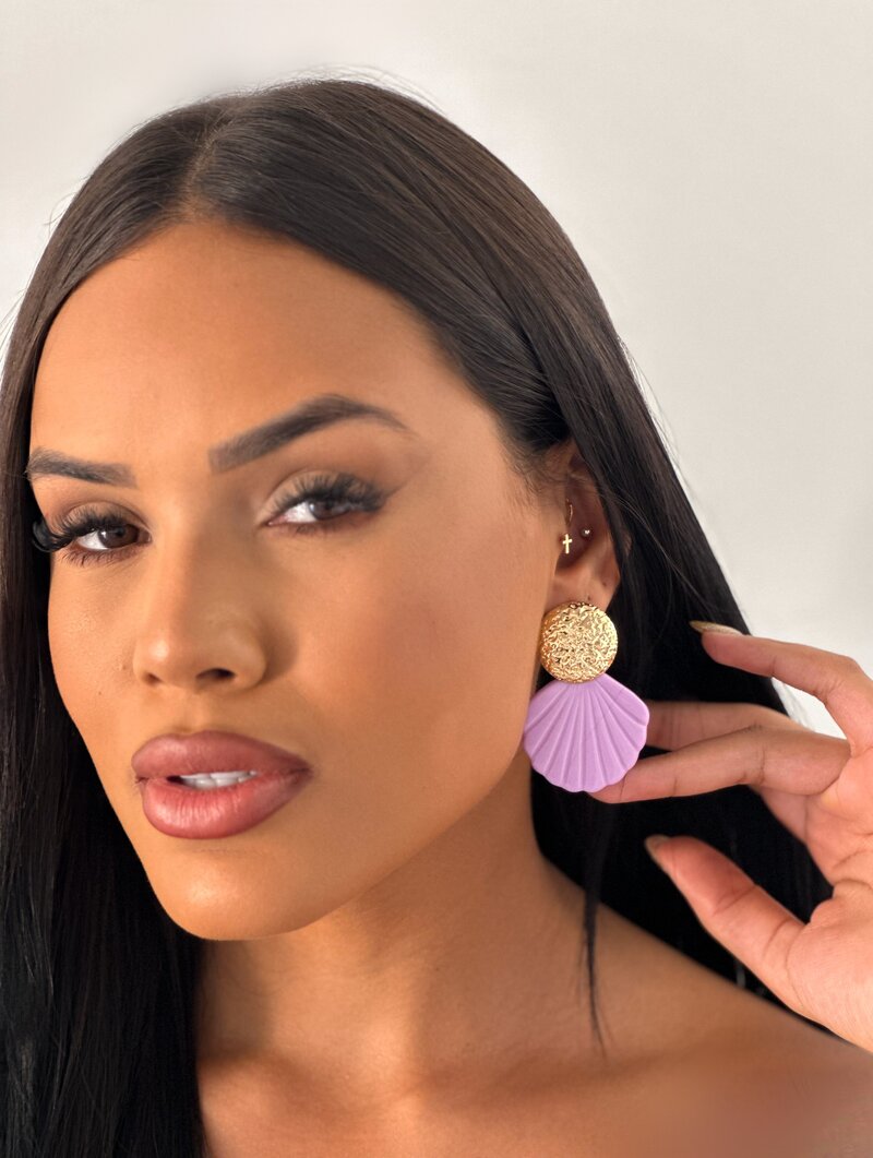 Brinco Folheado a Ouro 18K Botton Martelado com Concha Resinada