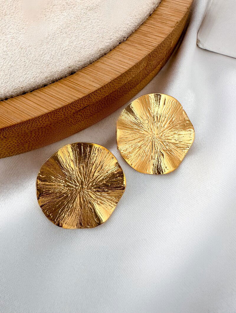 Brinco Folheado a Ouro 18k Botton Martelado Texturizado