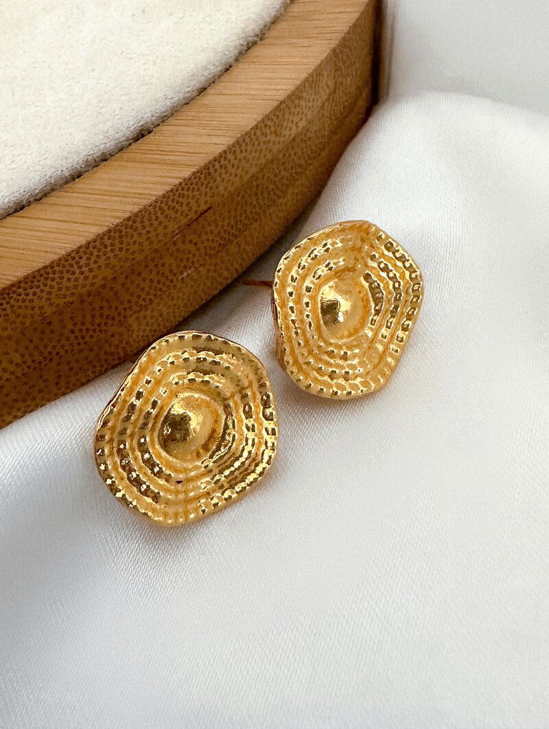 Brinco Folheado a Ouro 18K Botton Ondulado Martelado.