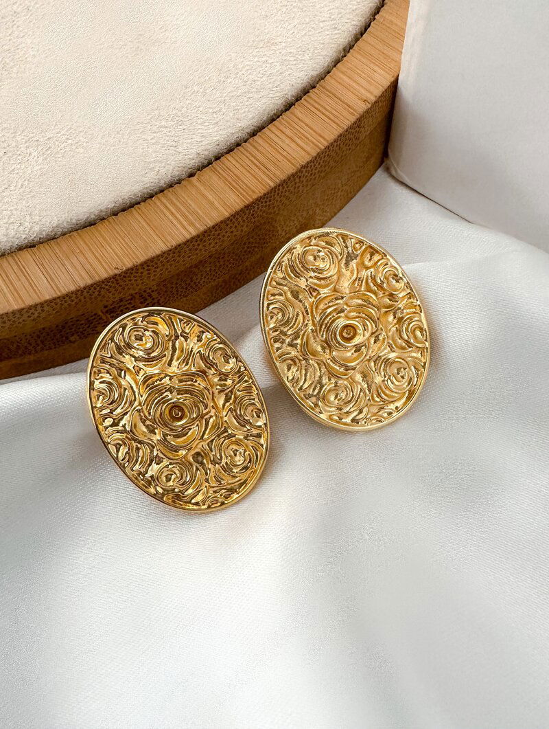 Brinco Folheado a Ouro 18k Botton Oval com Desenho Floral