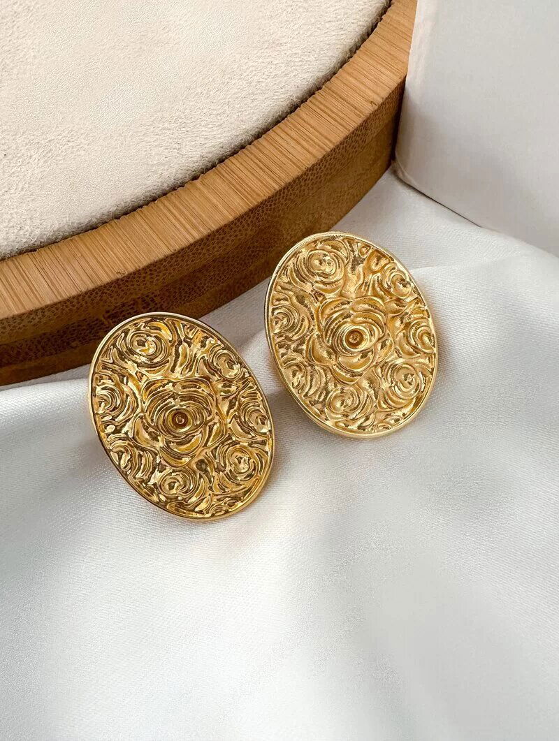 Brinco Folheado a Ouro 18k Botton Oval com Desenho Floral