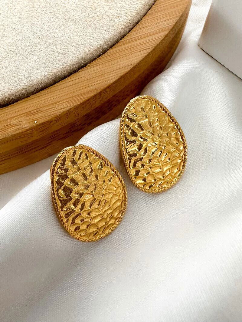 Brinco Folheado a Ouro 18k Botton Oval Martelado