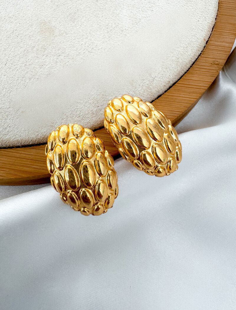Brinco Folheado a Ouro 18k Botton Oval Texturizado