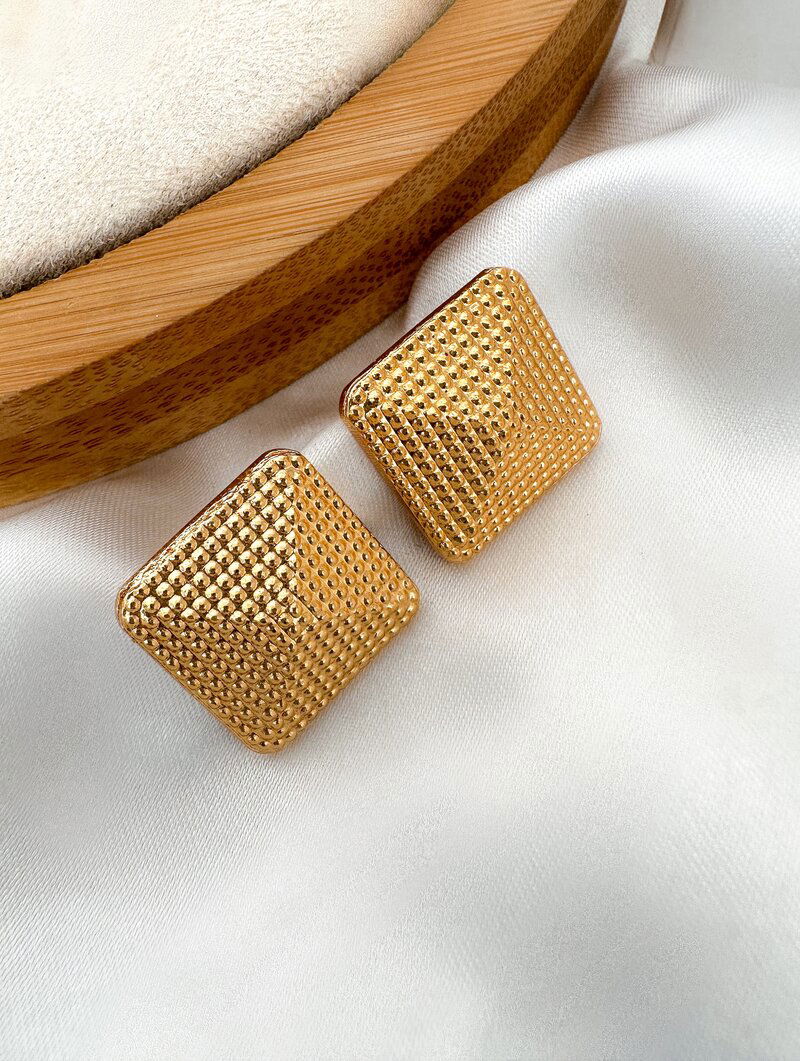 Brinco Folheado a Ouro 18k Botton Quadrado Texturizado