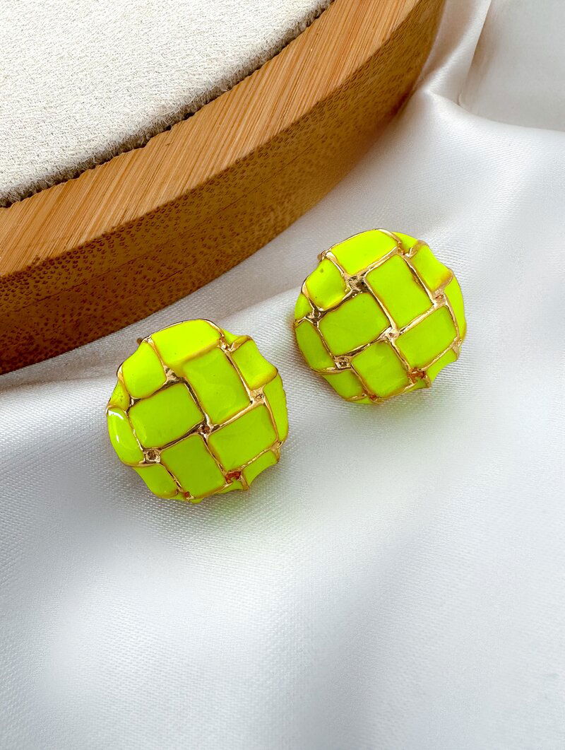 Brinco Folheado a Ouro 18k Botton Resinado Quadriculado