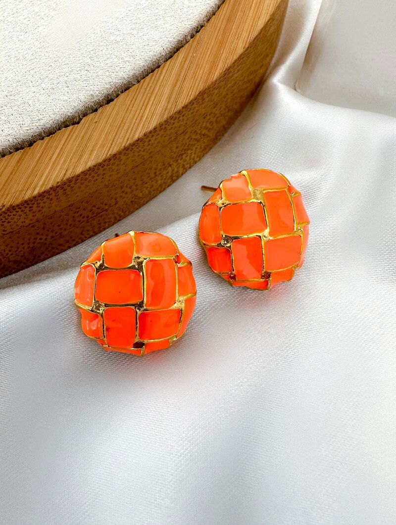 Brinco Folheado a Ouro 18k Botton Resinado Quadriculado