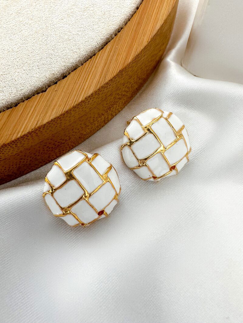 Brinco Folheado a Ouro 18k Botton Resinado Quadriculado