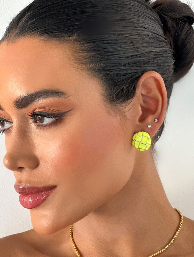 Brinco Folheado a Ouro 18k Botton Resinado Quadriculado