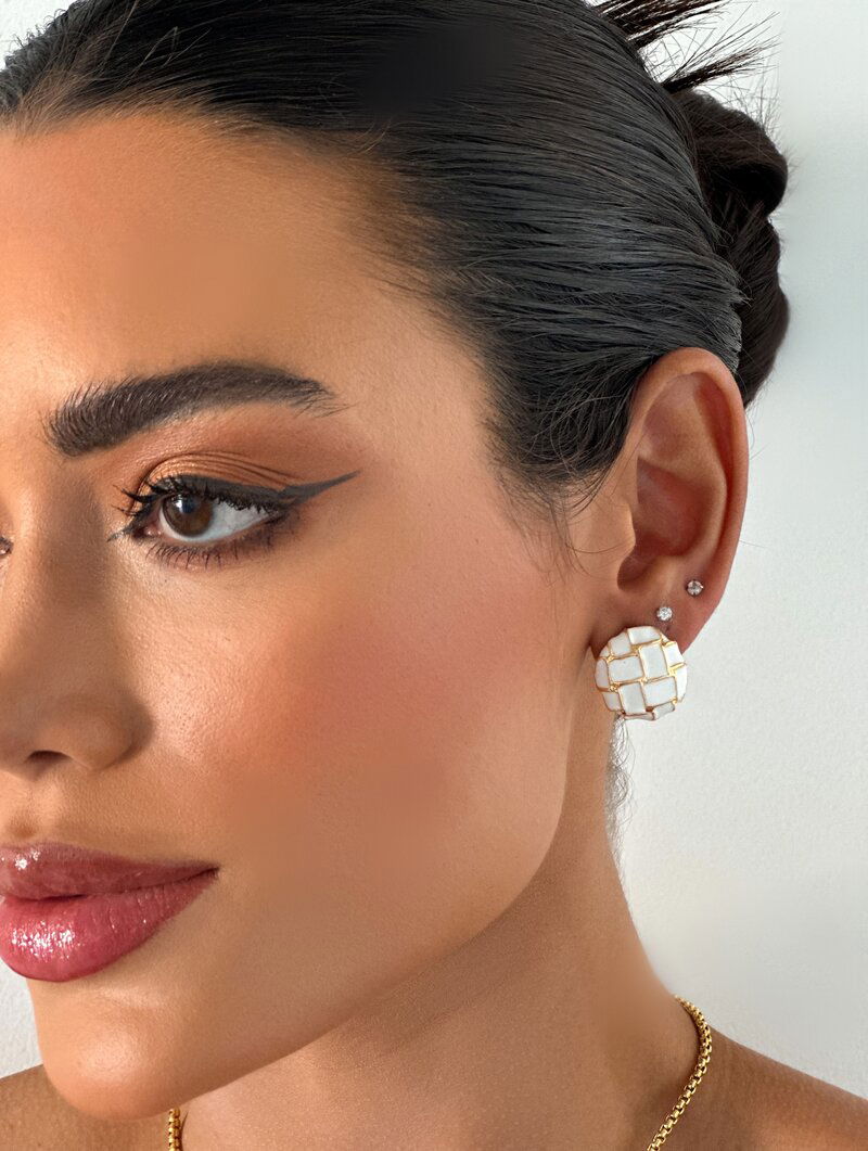 Brinco Folheado a Ouro 18k Botton Resinado Quadriculado