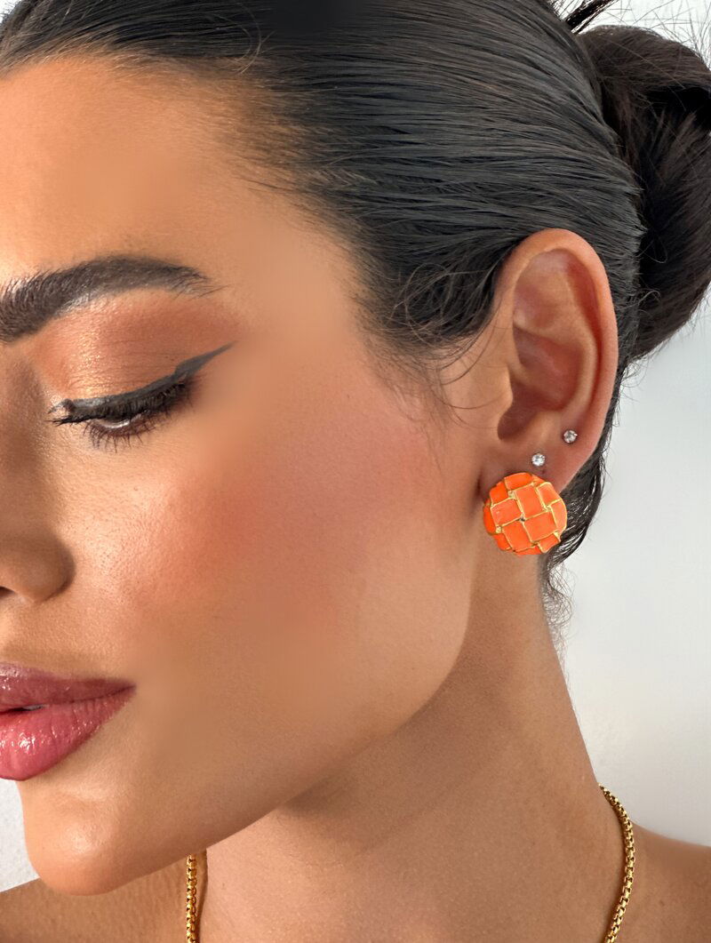 Brinco Folheado a Ouro 18k Botton Resinado Quadriculado