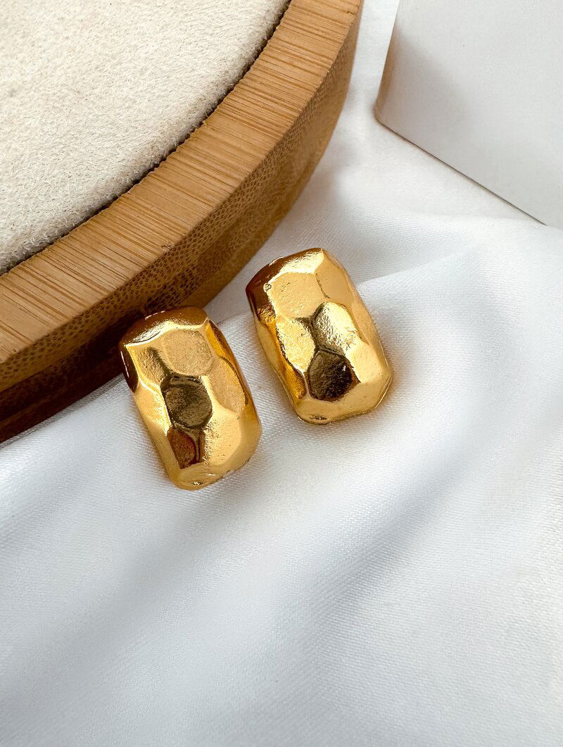 Brinco Folheado a Ouro 18K Botton Retangular Trabalhado