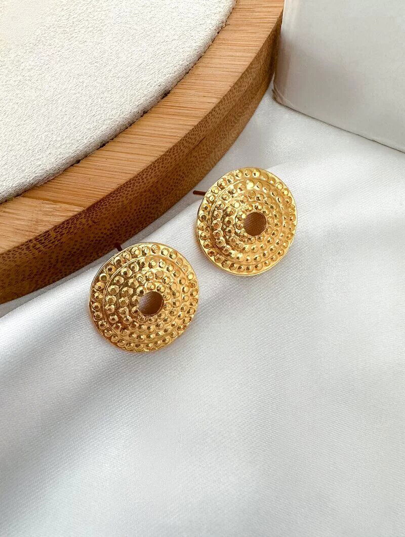 Brinco Folheado a Ouro 18k Botton Trabalhado com Detalhe Vazado
