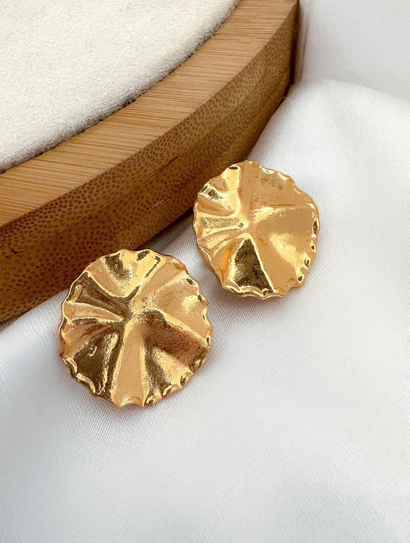 Brinco Folheado a Ouro 18K Botton Trabalhado Designer Moderno.