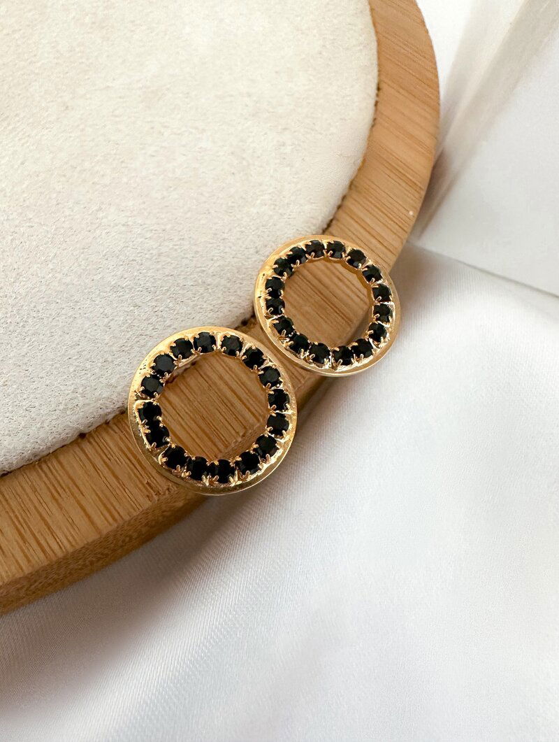 Brinco Folheado a Ouro 18K Circulo Cravejado com Micro Zircônias.
