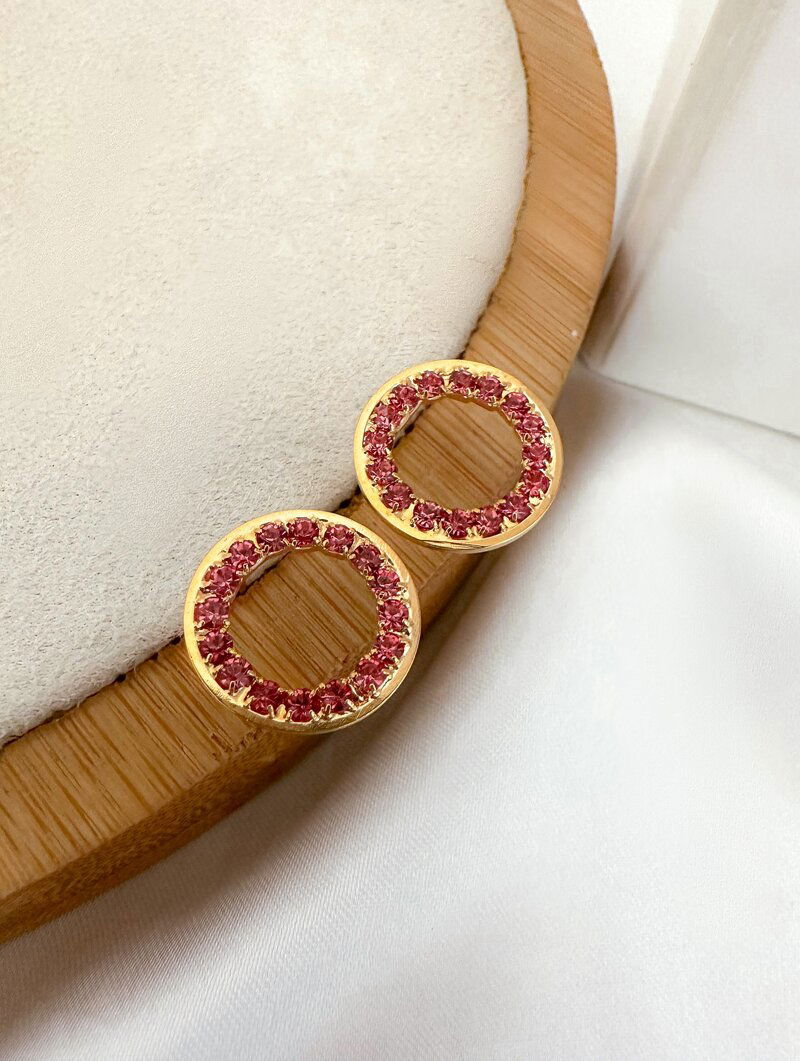 Brinco Folheado a Ouro 18K Circulo Cravejado com Micro Zircônias.