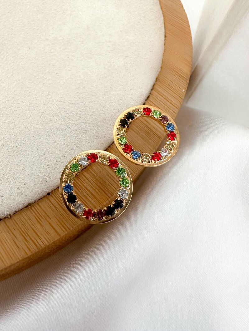 Brinco Folheado a Ouro 18K Circulo Cravejado com Micro Zircônias.