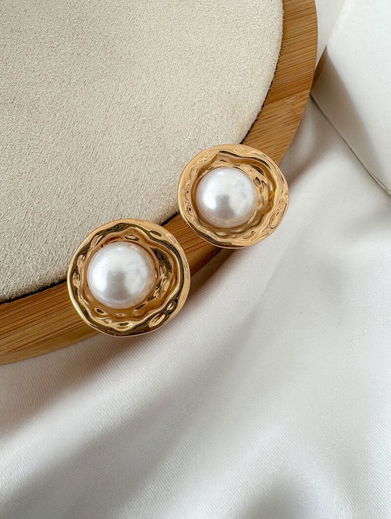 Brinco Folheado a Ouro 18k Circulo Martelado com Pérola