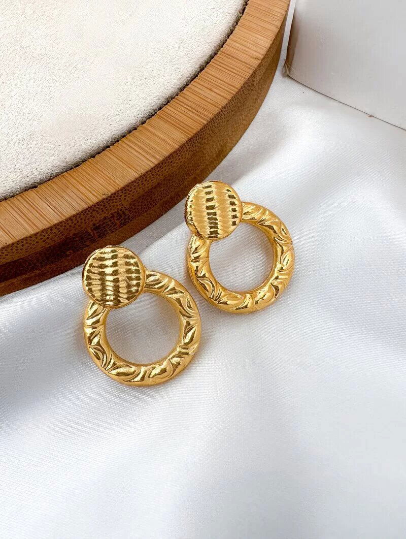 Brinco Folheado a Ouro 18k Circulo Texturizado com Ponteira