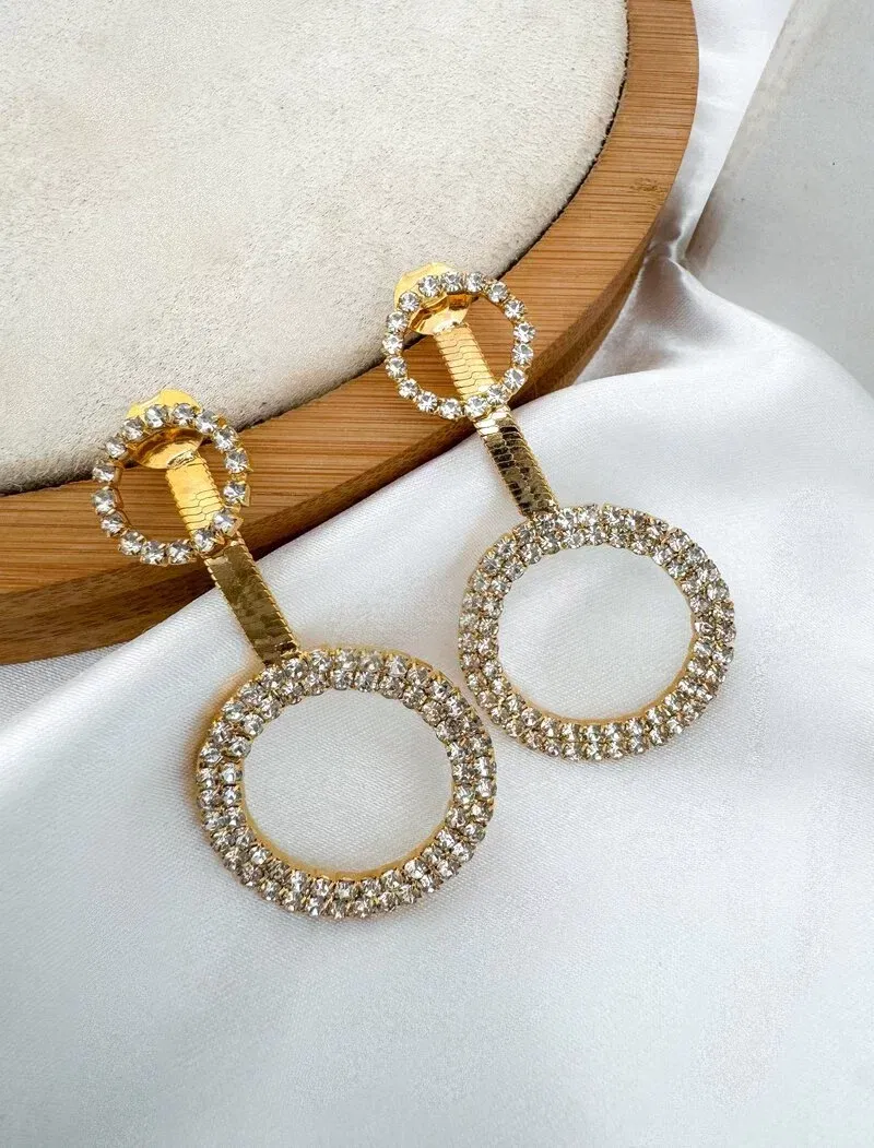 Brinco Folheado a Ouro 18k Circulos Cravejados com Fita Laminada