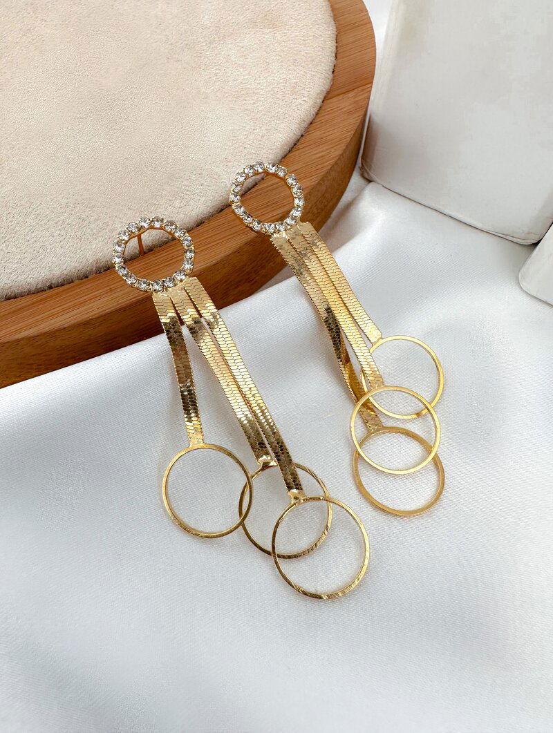 Brinco Folheado a Ouro 18k Circulos Vazados com Fita Laminada