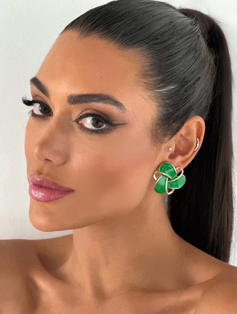 Brinco Folheado a Ouro 18k com Resina e Detalhes Vazados