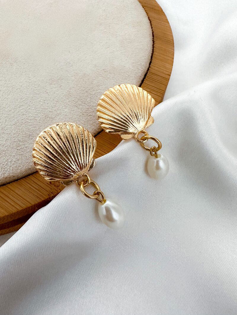Brinco Folheado a Ouro 18k Concha com Pérola