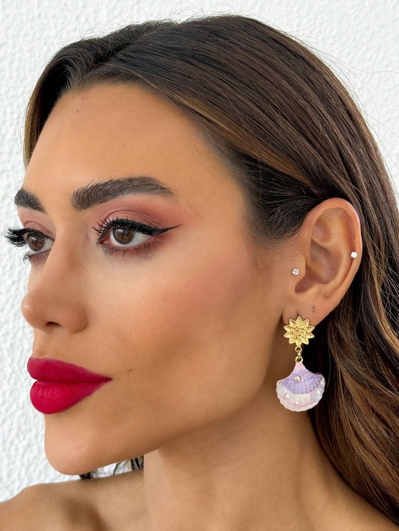 Brinco Folheado a Ouro 18k Concha Resinada Com Ponteira de Flor