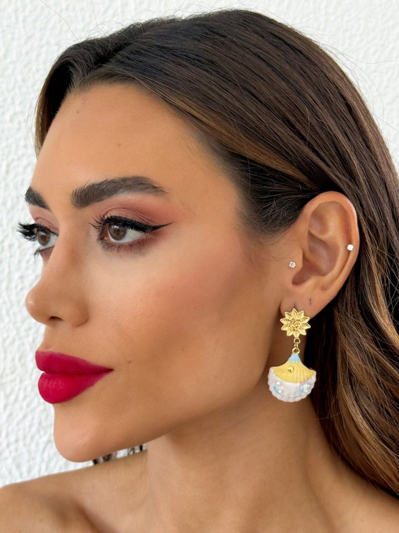 Brinco Folheado a Ouro 18k Concha Resinada Com Ponteira de Flor