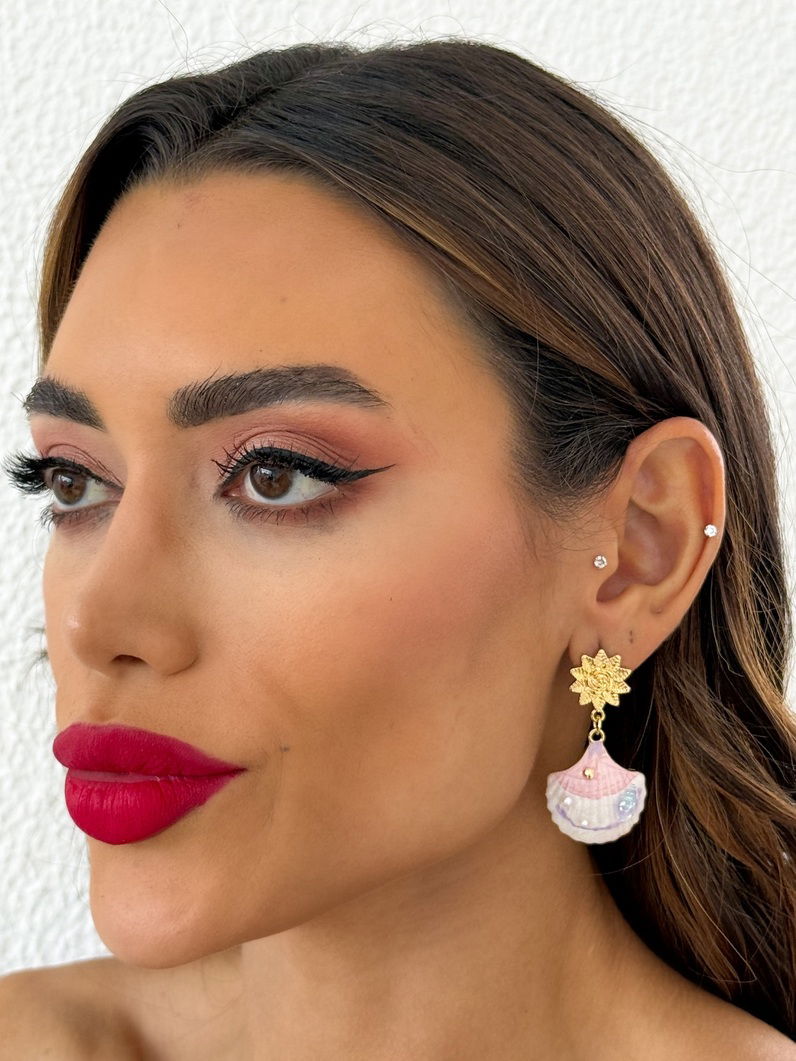 Brinco Folheado a Ouro 18k Concha Resinada Com Ponteira de Flor