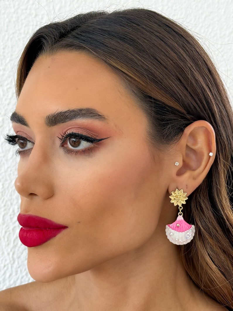 Brinco Folheado a Ouro 18k Concha Resinada Com Ponteira de Flor