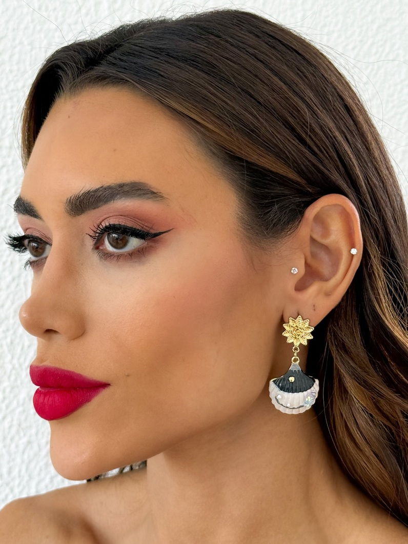 Brinco Folheado a Ouro 18k Concha Resinada Com Ponteira de Flor