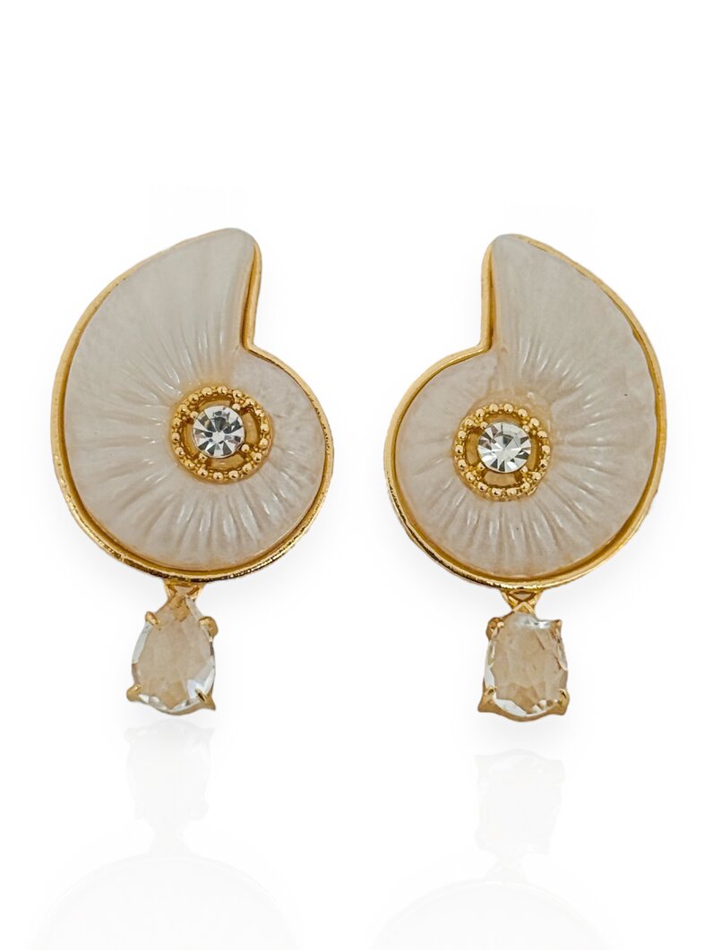 Brinco Folheado a Ouro 18K Conchas Coloridas com Ponto de Luz