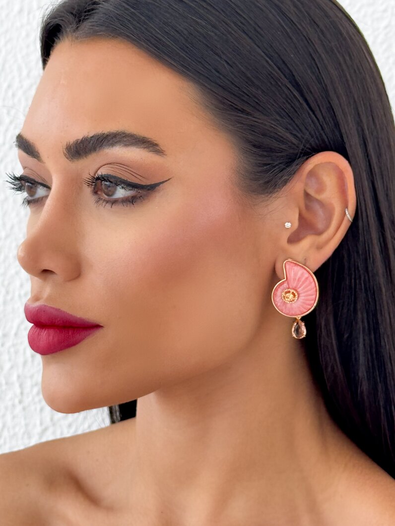 Brinco Folheado a Ouro 18K Conchas Coloridas com Ponto de Luz