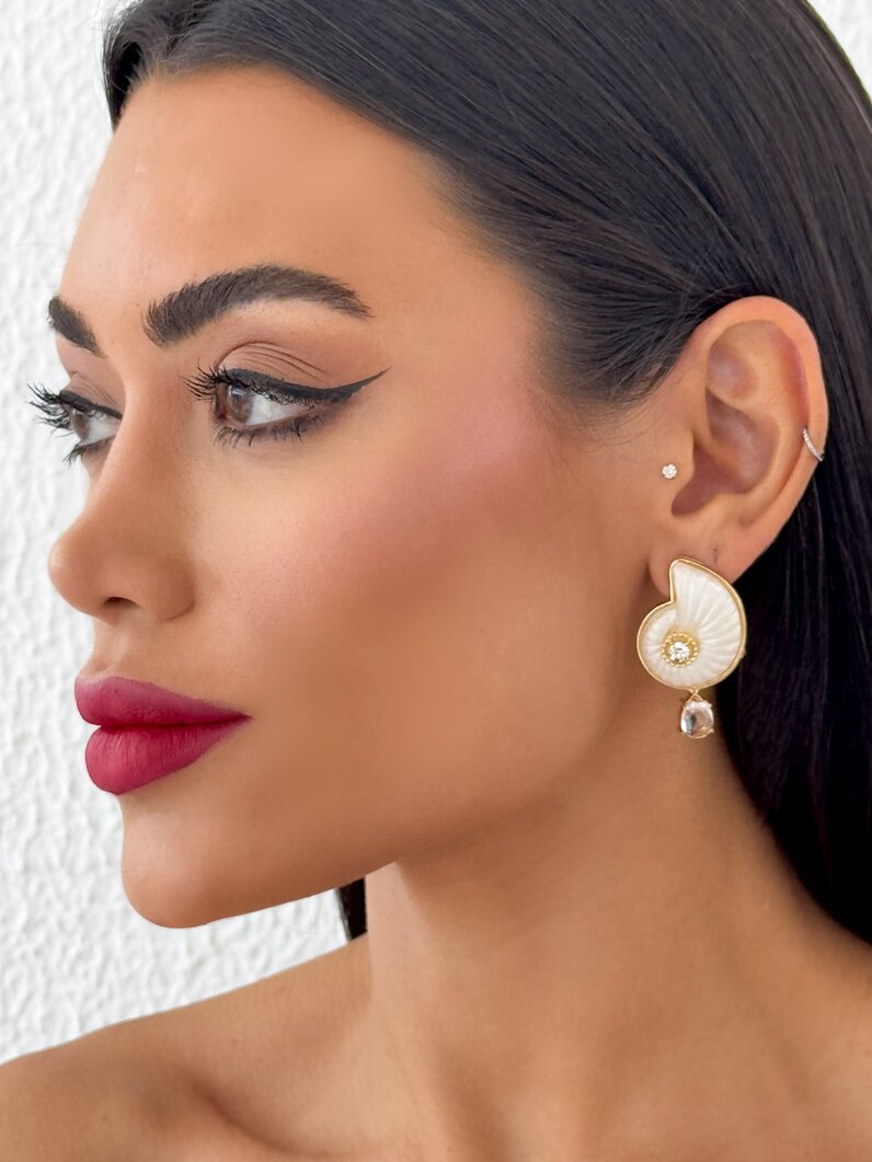 Brinco Folheado a Ouro 18K Conchas Coloridas com Ponto de Luz