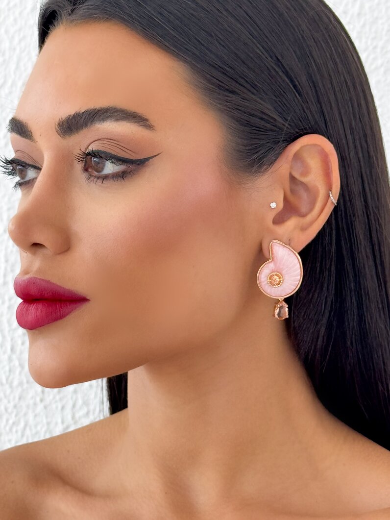 Brinco Folheado a Ouro 18K Conchas Coloridas com Ponto de Luz