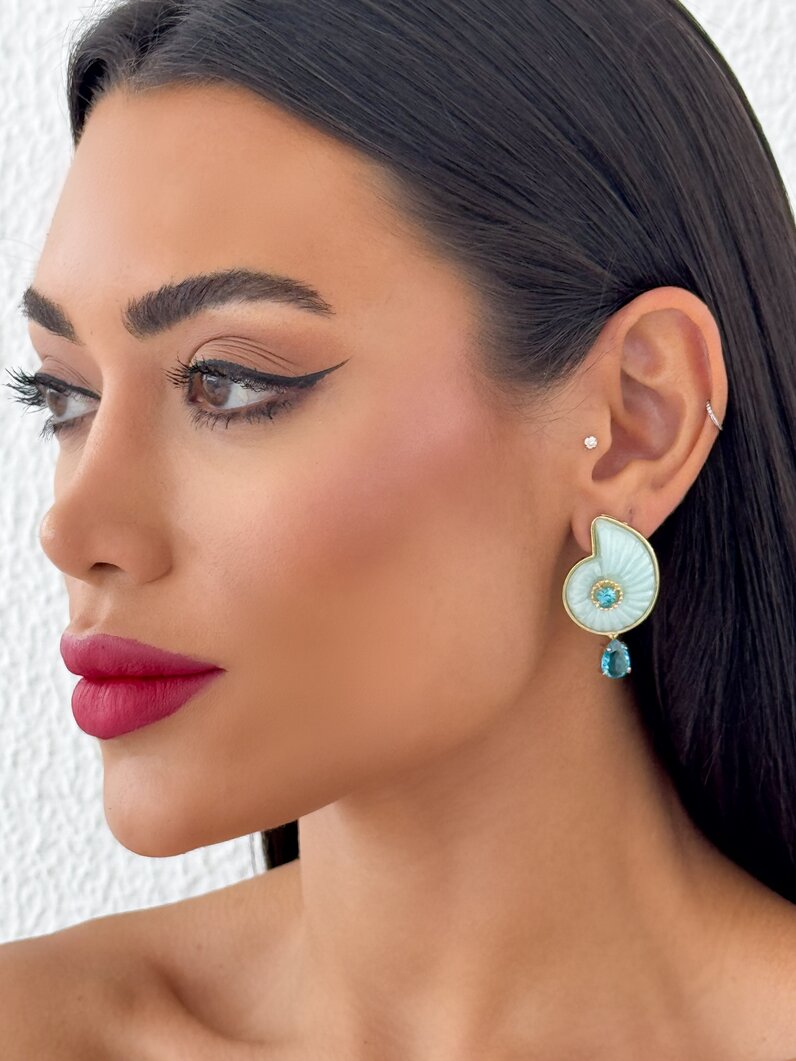 Brinco Folheado a Ouro 18K Conchas Coloridas com Ponto de Luz