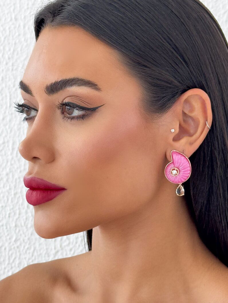 Brinco Folheado a Ouro 18K Conchas Coloridas com Ponto de Luz